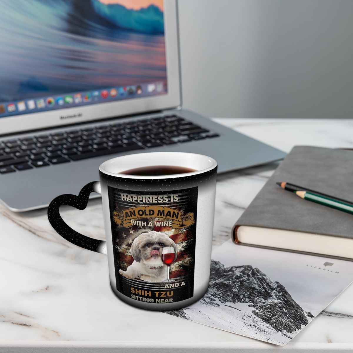 幸福とは、ワインを持った老人とシーズーチュがマグカップの近く - Coffee Tea Near のレビューと価格