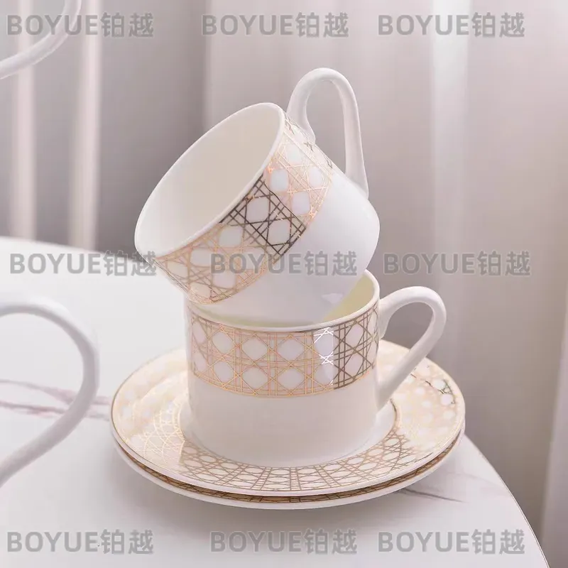 高級ボーンチャイナコーヒーカップセット シンプルなヨーロピア - Coffee Tea Gift のレビューと価格